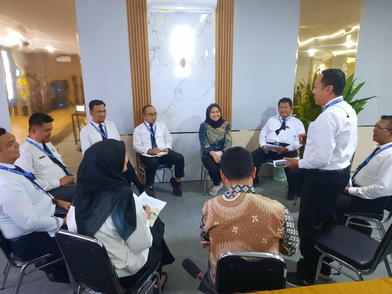 Peserta berdiskusi dalam kelompok kerja